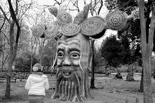 2月5日，游人在鄭州市人民公園內(nèi)欣賞一個由廢舊塑料瓶做裝飾的造型花燈。記者 王 錚 攝