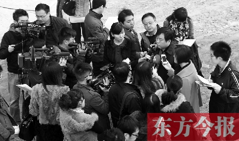 經(jīng)適房“下課”，公租房的申請、租金等備受關(guān)注，圖為鄭州市房管局規(guī)劃和住房保障處處長馮榮智被媒體記者“