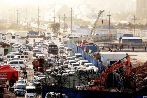 昨日上午，京廣路與南三環(huán)交叉口附近堵成了一鍋粥