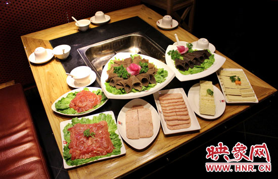 巴奴毛肚火鍋主打的就是半份的菜品。例如這個(gè)巴奴毛肚，整份的是42元，而半份只要21元，既便宜又實(shí)惠。