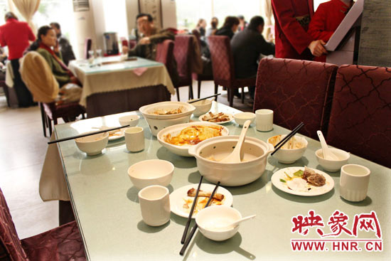 3月22日，阿五美食英協(xié)路店幾位顧客用完餐后，盤子里的食物所剩無(wú)幾。