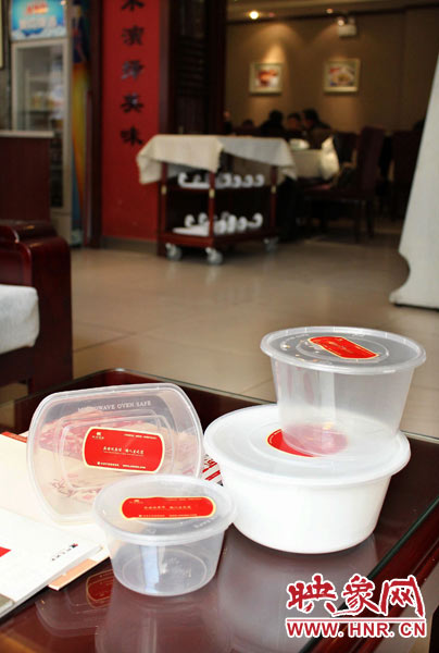 阿五美食英協(xié)路店為顧客提供的各種大小的打包餐盒。