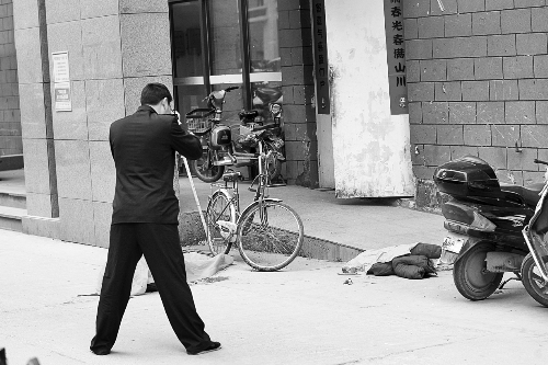 鄭州一小區(qū)女子懷抱10月嬰兒13樓跳下 鄭州一小區(qū)女子懷抱10月嬰兒13樓跳下