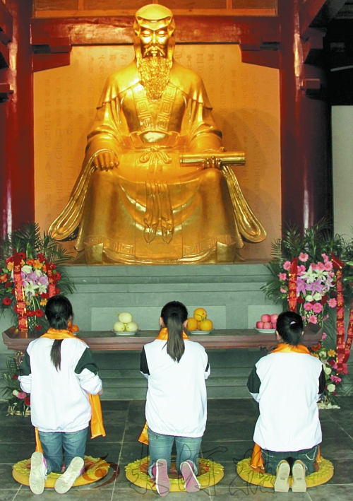 千余學子拜“許圣” 千余學子拜“許圣”