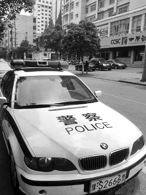 停在信陽街頭的寶馬警車 停在信陽街頭的寶馬警車