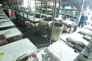 每天3000斤白豆腐在這樣的黑作坊內被生產(chǎn)出來