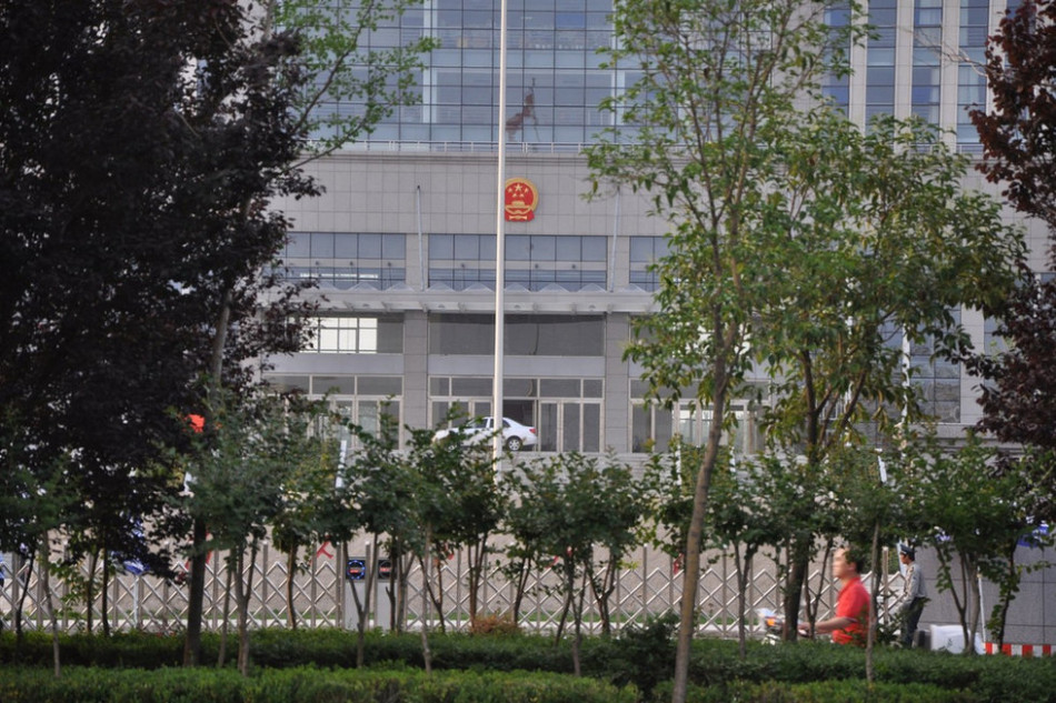 　　圖為魏都區(qū)政府門(mén)前的國(guó)徽和隱約的“為人民服務(wù)”字樣。來(lái)源：光明網(wǎng)