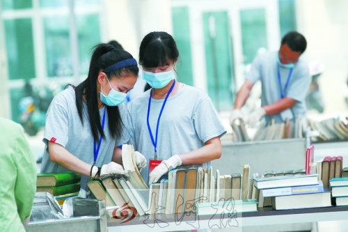 工作人員正在忙著整理書籍,逐一登記、歸類。