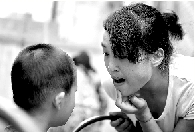 　張麗梅的發(fā)音吐字并不清晰。但她每次教兒子練習(xí)，都力求做到“聲情并茂”。