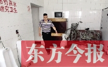 男廁中擺放的電視機、柜子、自行車等物品