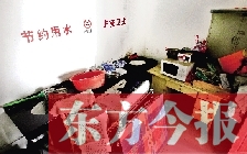 廁所進門中廳，擺放著灶臺、餐桌、床鋪等，乍一看像個客廳