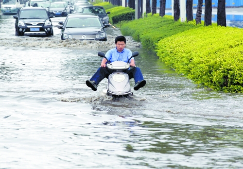 鄭州積水路段上演“八仙過海各顯神通” 鄭州積水路段上演“八仙過海各顯神通”