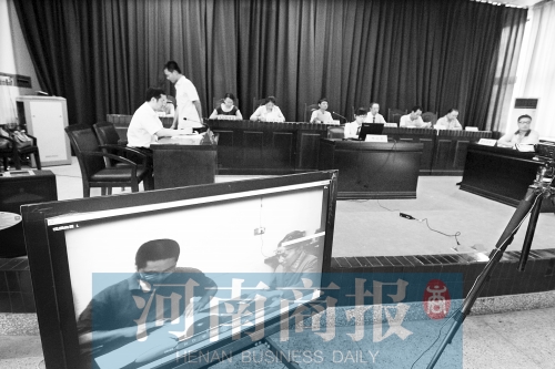 庭審現(xiàn)場播放老人簽訂遺囑的視頻資料河南商報記者 鄧萬里/攝
