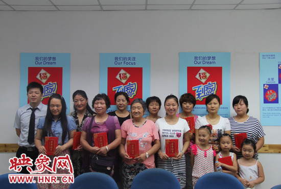 超市為10名義務(wù)監(jiān)督員頒發(fā)證書(shū) 超市為10名義務(wù)監(jiān)督員頒發(fā)證書(shū)