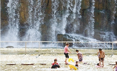 能玩水的地方，人一定多。