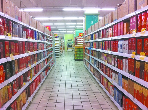 商場里賣的酒，銷售人員稱都是純糧酒，而專家稱，中、低檔酒用酒精和各種添加劑勾兌的情況并不鮮見。