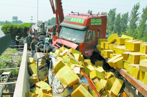 大貨車旁邊的海馬轎車被雞蛋砸中，車上兩人逃脫及時，僅受輕傷。
