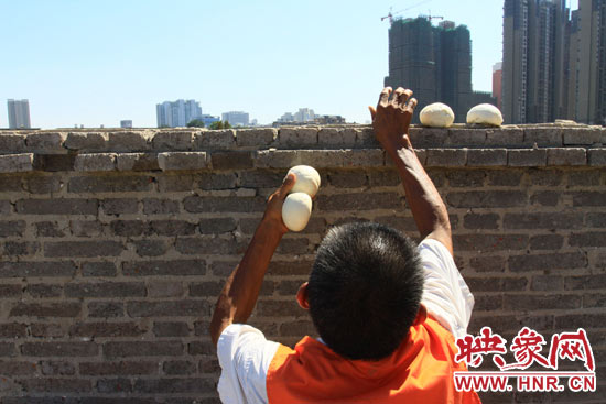 圖為老王在取曬干的饅頭。