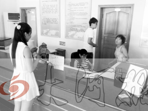 鄭州市人才交流服務(wù)中心二樓大廳，剛畢業(yè)大學(xué)生咨詢政策，工作人員卻在若無(wú)其事地玩手機(jī)。