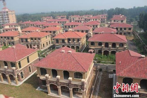 在鄭州市惠濟(jì)區(qū)花園口鎮(zhèn)申莊村的黃河岸邊，這處豪華別墅群蔚為壯觀。侯偉勝 攝