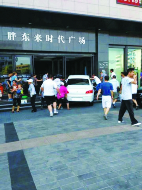 許昌女子無(wú)照駕駛釀慘禍 油門(mén)當(dāng)剎車(chē)致1死11傷