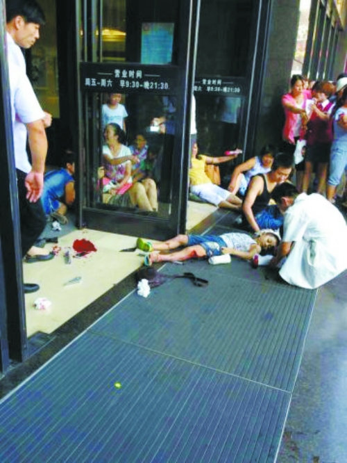 許昌女子無(wú)照駕駛釀慘禍 油門(mén)當(dāng)剎車(chē)致1死11傷 許昌女子無(wú)照駕駛釀慘禍 油門(mén)當(dāng)剎車(chē)致1死11傷