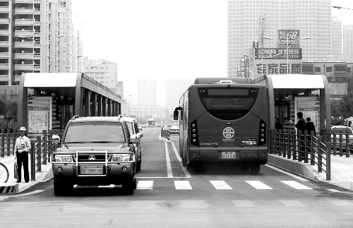 鄭州新一輪解堵措施醞釀 尾號(hào)限行或成未來(lái)限行方案 鄭州新一輪解堵措施醞釀 尾號(hào)限行或成未來(lái)限行方案