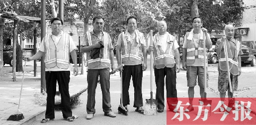 昨天下午6點(diǎn)，6名環(huán)衛(wèi)工人相伴乘坐B1返回27公里外的花園口村。