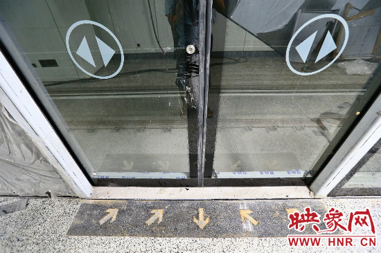 地鐵上下車(chē)提示標(biāo)志