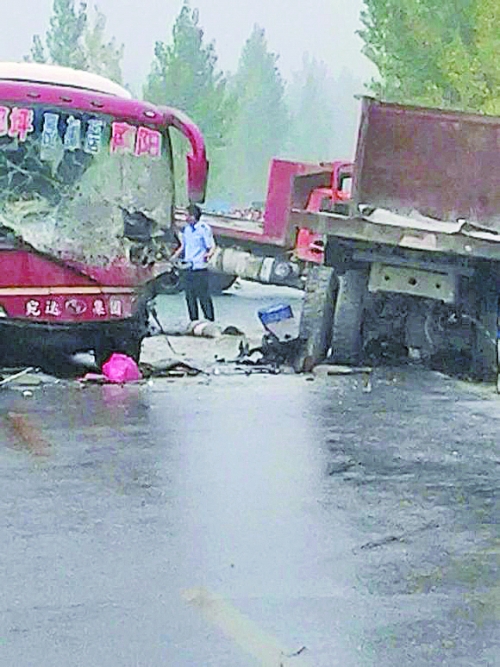 　大巴車破損嚴重