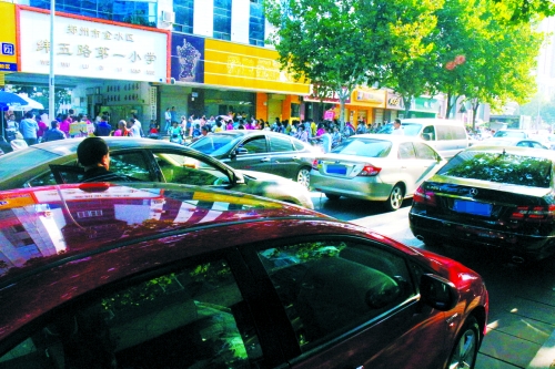 中小學(xué)開(kāi)學(xué)首日鄭州“全城喊堵”