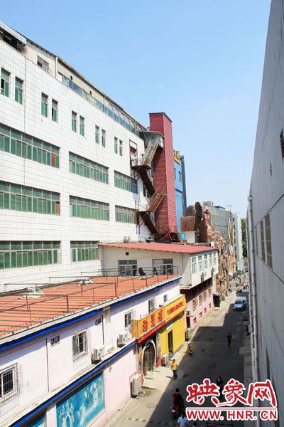 該家具賣場(chǎng)共6層樓，第7層建筑與其他樓層風(fēng)格迥然不同，有明顯后期加蓋痕跡