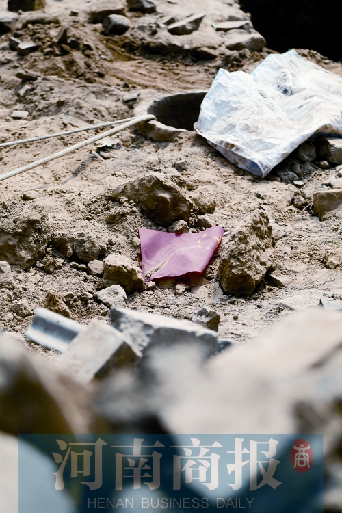 　　孩子墜井前，手里拿著國旗，邊走邊玩……