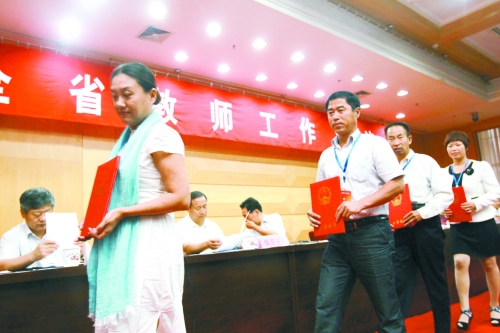 昨日，我省諸多優(yōu)秀教師獲頒“師德標(biāo)兵”、“師德先進(jìn)個人”等榮譽(yù)證書。