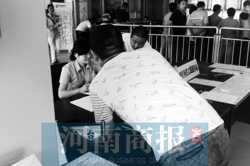 戴著耳機工作，挺“愜意”