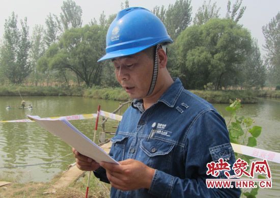 登塔之前，樊建軍在做最后的安全指示