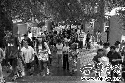 每天都有大量游客涌來，探訪他們心目中的少林