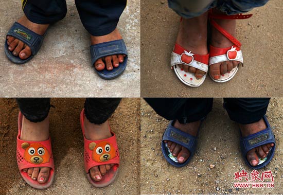 山里的溫度已經(jīng)很低了，有些孩子還是光腳穿著拖鞋。