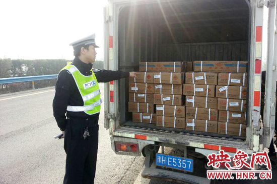 女子開(kāi)著廂貨車在高速狂奔 竟拉著一噸多爆炸物