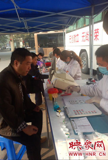 上午10時許，幾位市民在河南省人民會堂門口獻(xiàn)血