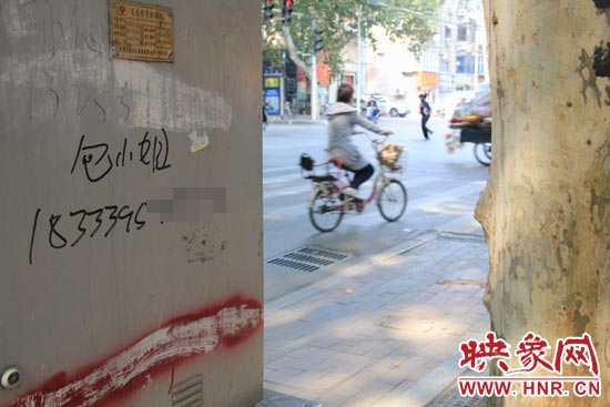 鄭州市區(qū)街頭驚現(xiàn)“包小姐”小廣告 想要服務(wù)需先打錢 鄭州市區(qū)街頭驚現(xiàn)“包小姐”小廣告 想要服務(wù)需先打錢