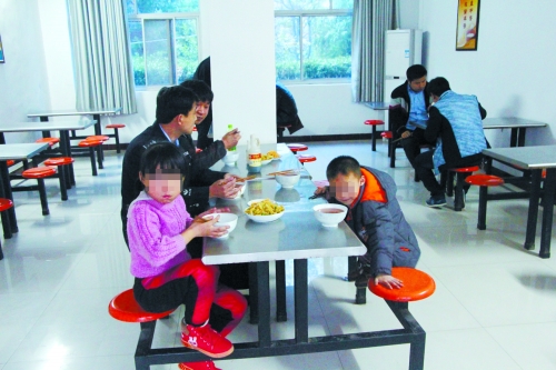 小姐弟倆在派出所食堂吃午飯 小姐弟倆在派出所食堂吃午飯