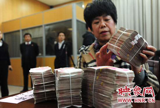 當(dāng)天共發(fā)放執(zhí)行款4110萬元。其中，支票4018萬元，現(xiàn)金92萬元。