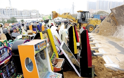 昨日16時(shí)，在鄭州市公安局治安支隊(duì)院內(nèi)，省會(huì)警方集中銷毀了“雷霆”行動(dòng)中查獲的賭博機(jī)等涉賭物品