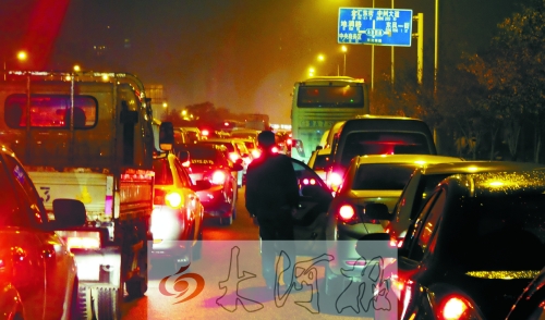 上周五晚上7點多,東風(fēng)東路車輛擁堵,一個多小時只能前行100米。