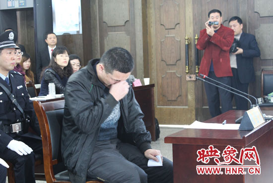 庭審現(xiàn)場，被告人常樹民哽咽著宣讀手中的悔恨書。