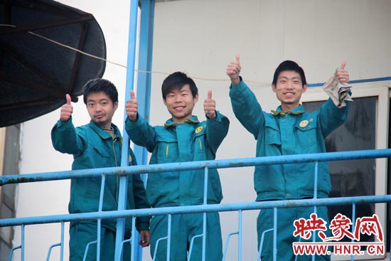 干的好的時(shí)候，他們會(huì)給同伴豎起大拇指