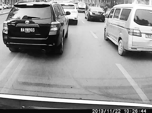 這輛黑色車輛不避讓執(zhí)行緊急任務的救護車，并壓著雙黃線變更車道。唐韜/圖