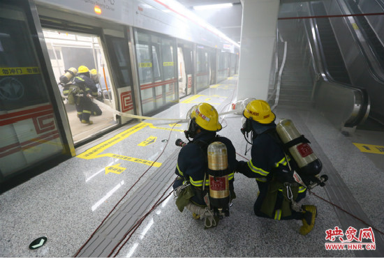 人員疏散完畢后，消防隊(duì)員開(kāi)始滅火