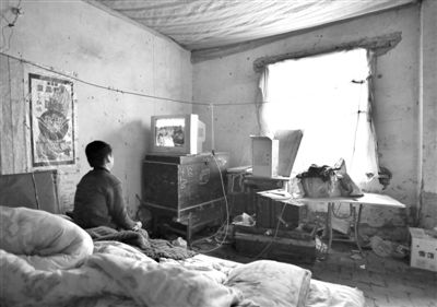 11月21日，武文英小兒子中午放學(xué)回家坐在床上看電視，母親進(jìn)看守所之后，小兒子變得沉默寡言。